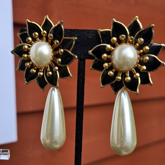 Vintage Black Gold Metal Floral Drop Fuax Pearl Clip On Earrings - Picture 11 of 15